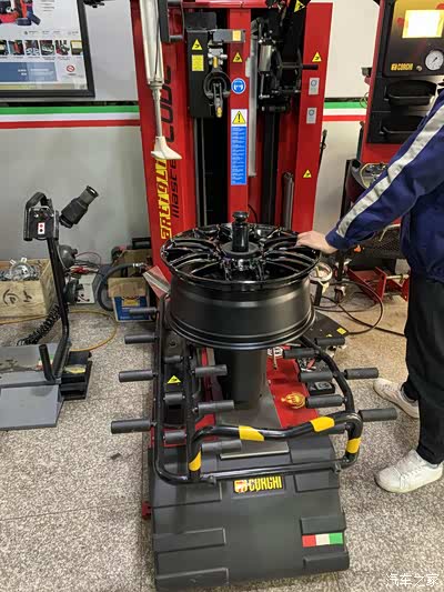 找了家设备好的店,意大利科吉扒胎机