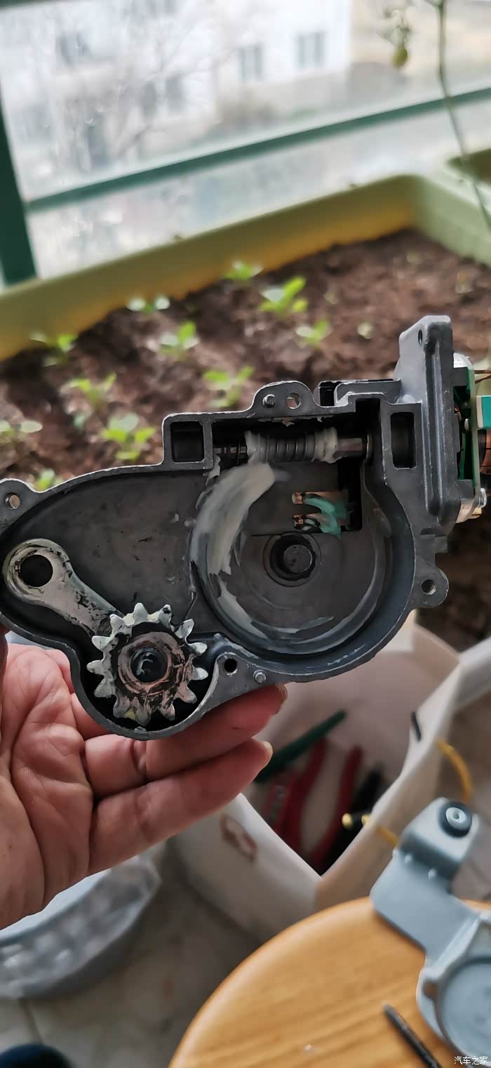 后雨刮电机总成拆解步骤与维修(最新已解决)