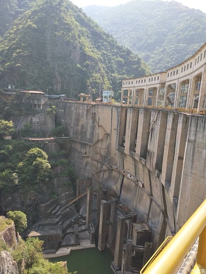 在石门水库大坝上,一边平湖,一边高峡.