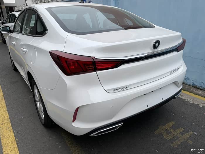 长安白色逸动plus