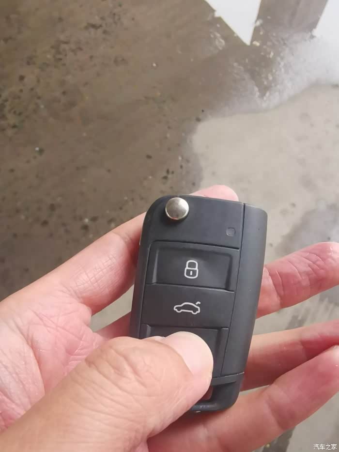 【用车小技巧】钥匙遥控器没电了!怎么进去车内呢?