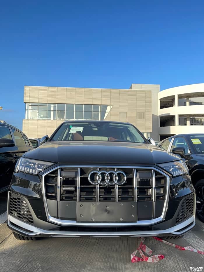 2022款奥迪q7顶配这两天就要提车了第一次看到现车