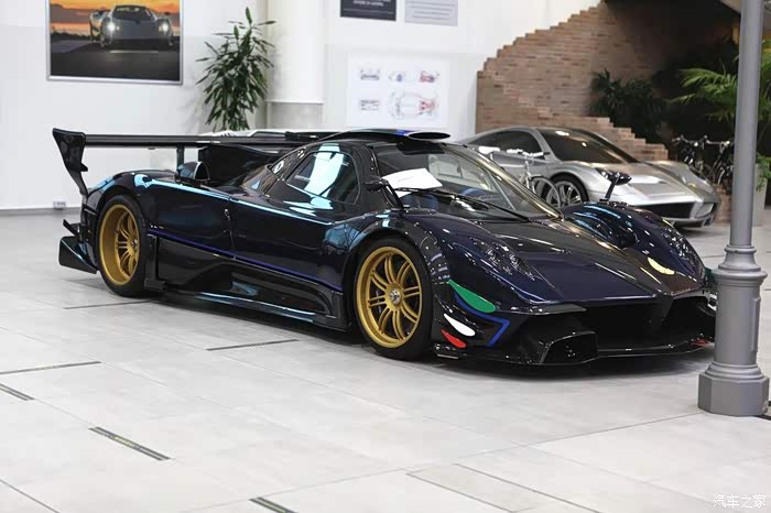 这款帕加尼真是美极了,那金色的轮毂真是炫酷,车头设计很独特.