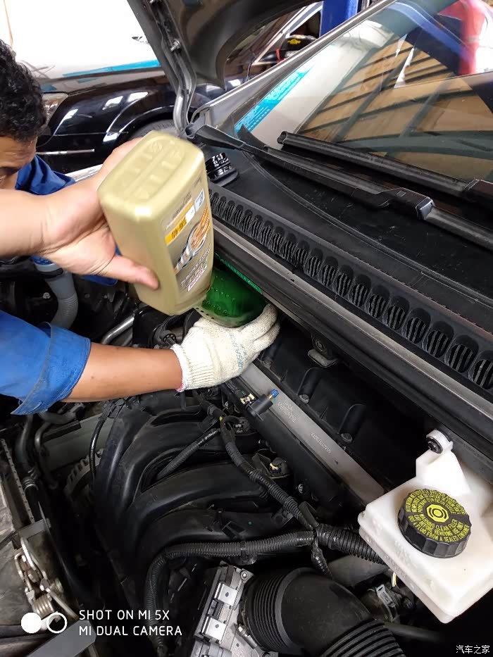 加注新机油.