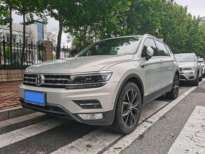 途观l2017款330tsi自动两驱旗舰版冰岛银赏析