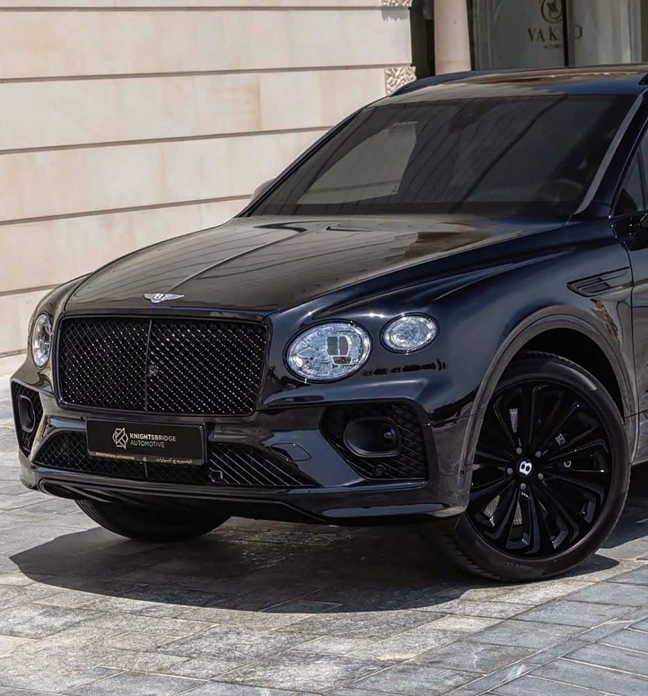 新款宾利添越实车,黑色的车身涂装非常有运动感