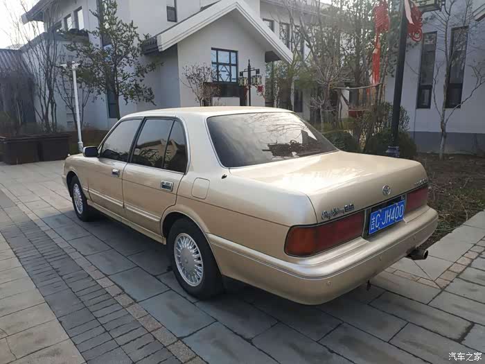 岁月如歌偶遇老款丰田皇冠