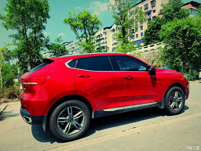 停车场里最耀眼的那一抹骚红色原来就是我的哈弗f5