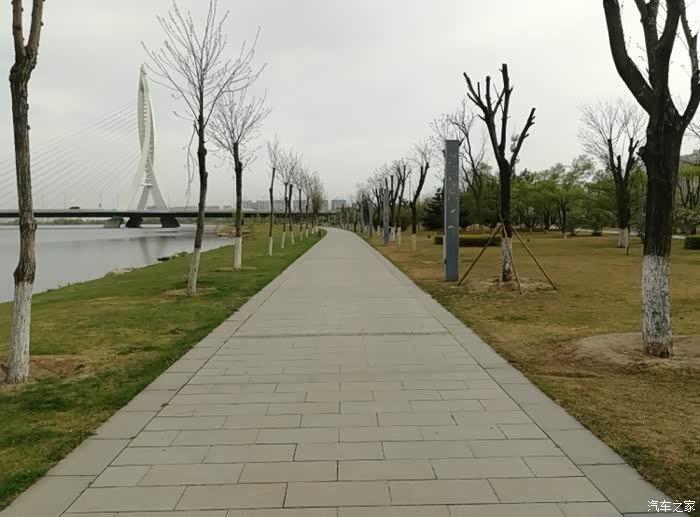 河边路,散步,聊天……?