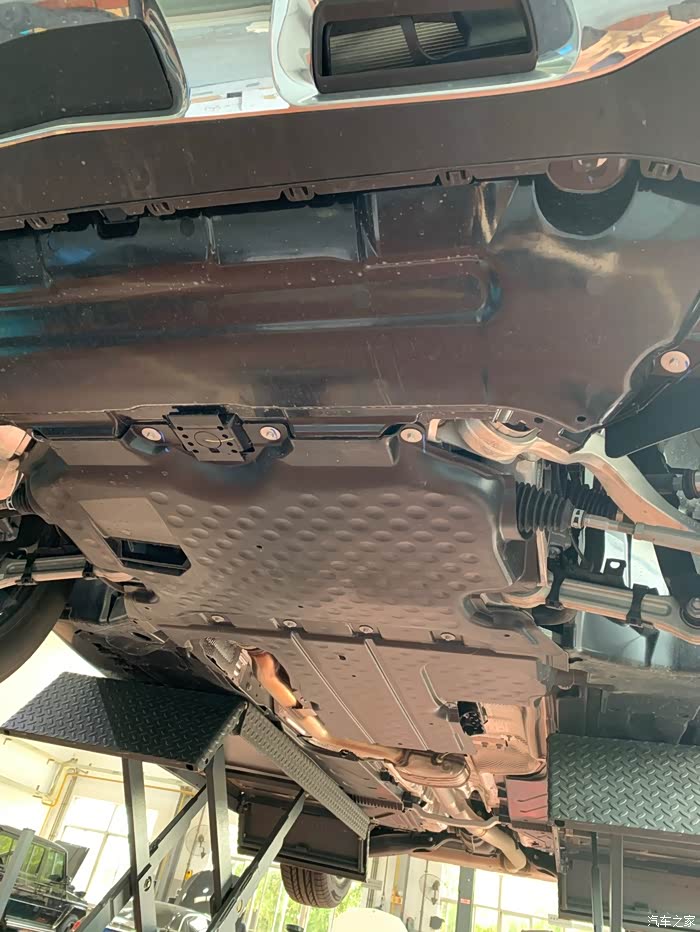 glc底盘有发动机护板吗