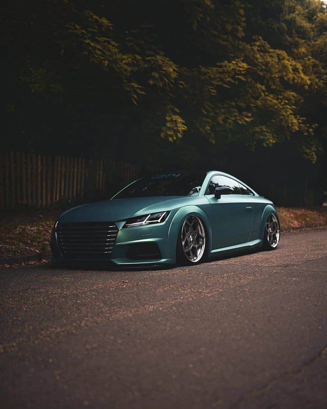 哑光绿改低趴的奥迪tt,可惜现在不引进了!