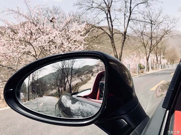 后视镜里景色样美
