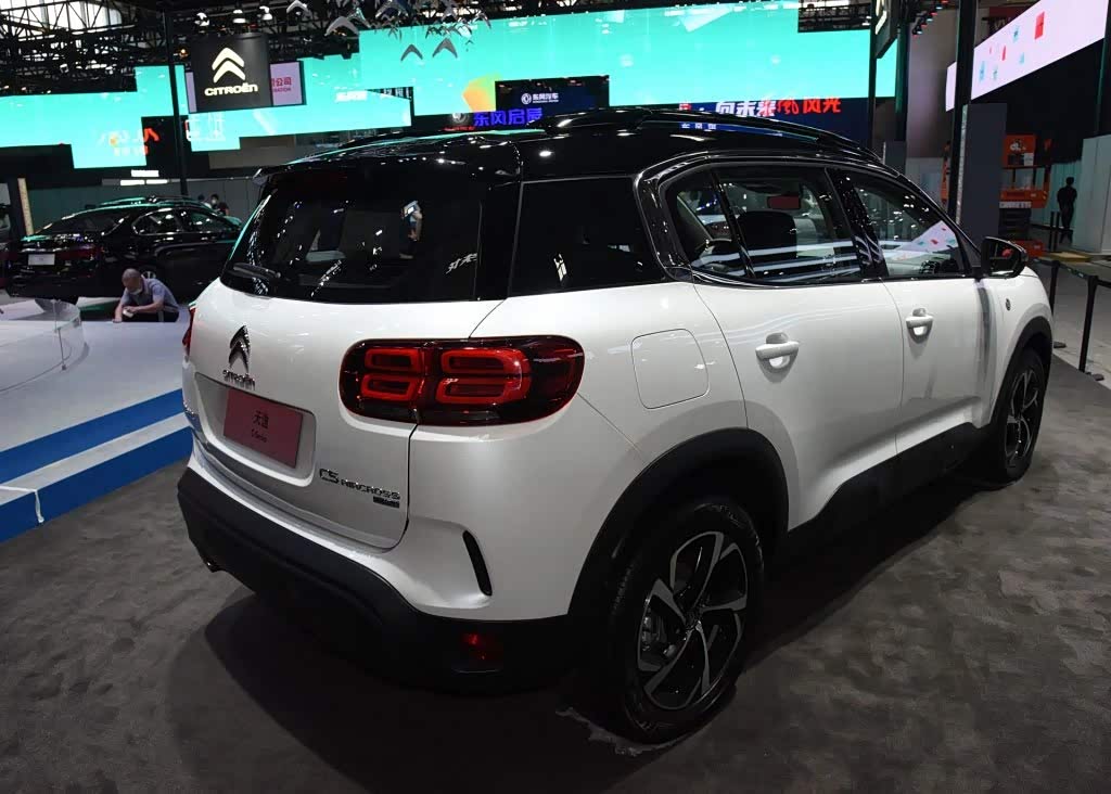 相比现款天逸c5 air cross,加入了黑色主题配色.