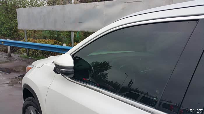 前车门玻璃贴膜效果