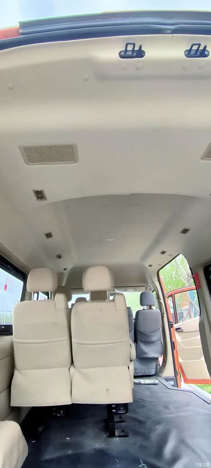 福田图雅诺28t七座四驱