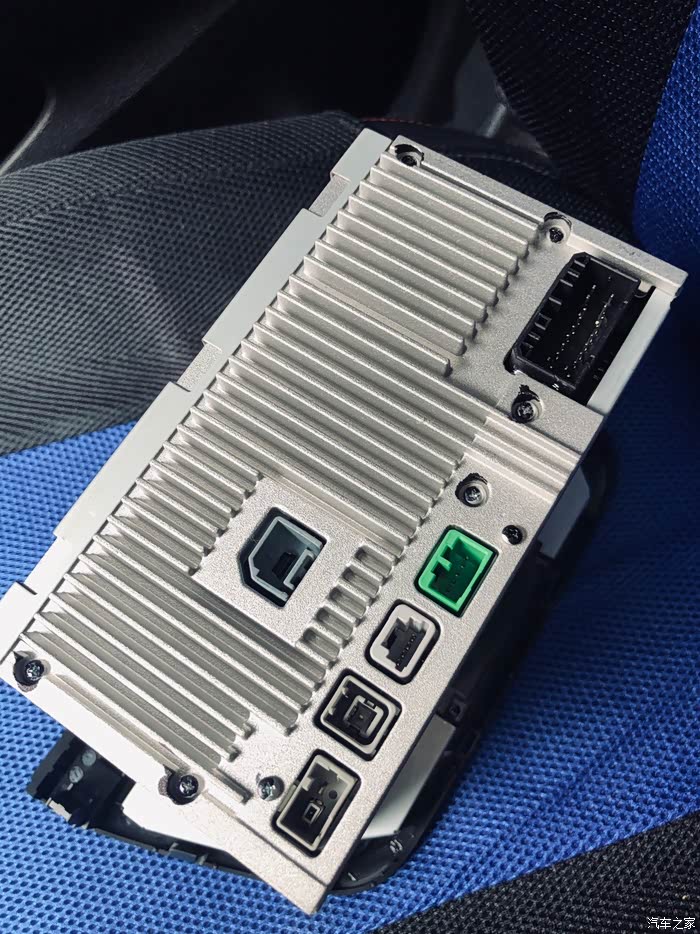 问下导航背面白色5针接口有什么用?