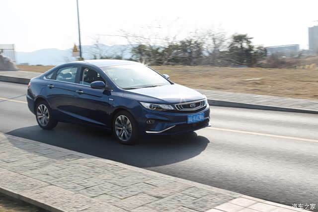 帝豪gl论坛 2018gl,驾驶与智能的主观体验 晶石蓝在阳光下面泛着微光