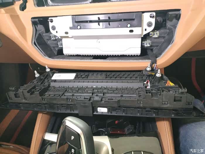 diy18款宝马530li升级音频光纤解码器