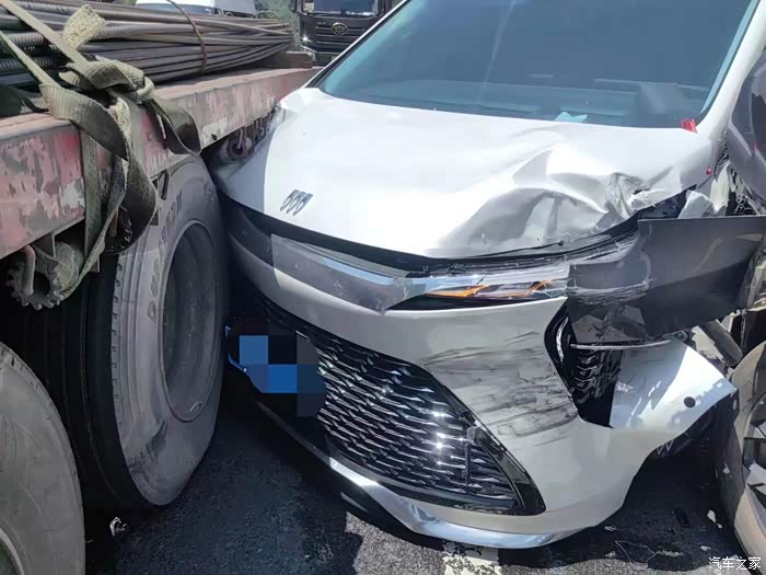 被大货车包饺子的别克gl8竟然如此坚挺