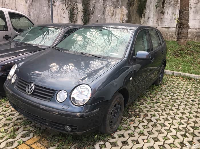 公司停车场发现辆老四眼polo,教学用,有年头!