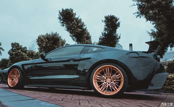 野马2.3t花10万多改装,宽体包围加持气势不输百万超跑