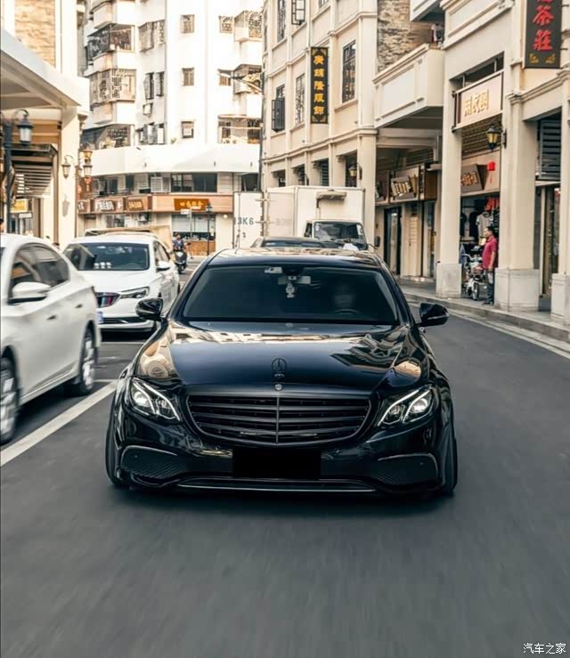 黑武士奔驰w213,简单干净的改装风格看起来非常舒服.