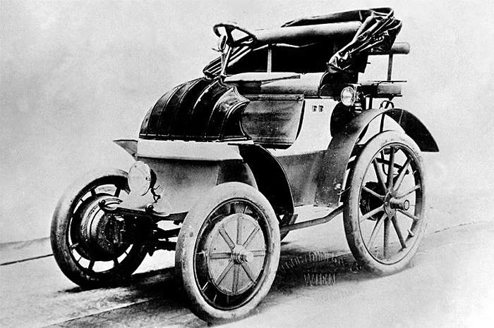 世界上第一辆4轮汽车图片
