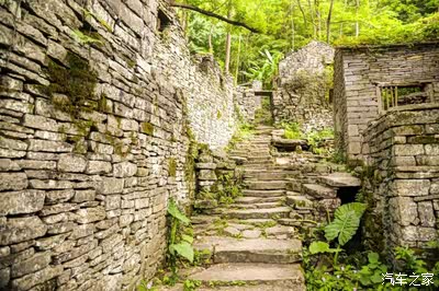 石头城,阳朔的石头城沿着山脊而建,城墙为大方凿石驿砌,十分坚固