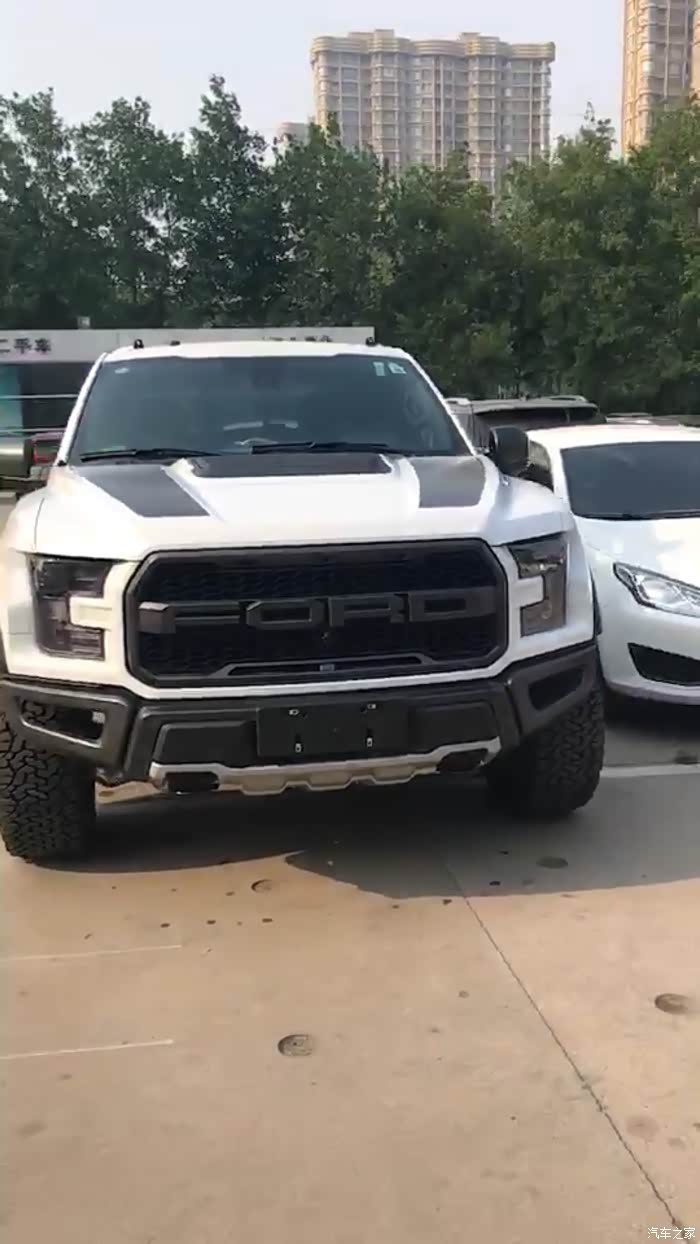 白色猛禽提车作业