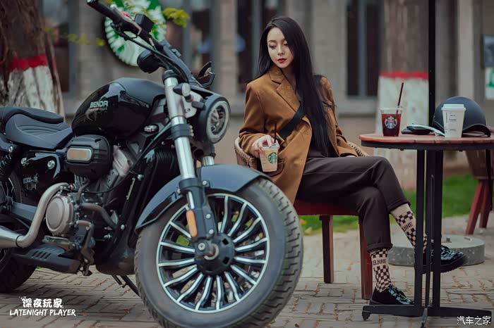 女神不飙车灰石300性感女骑也能玩出复古机车范儿