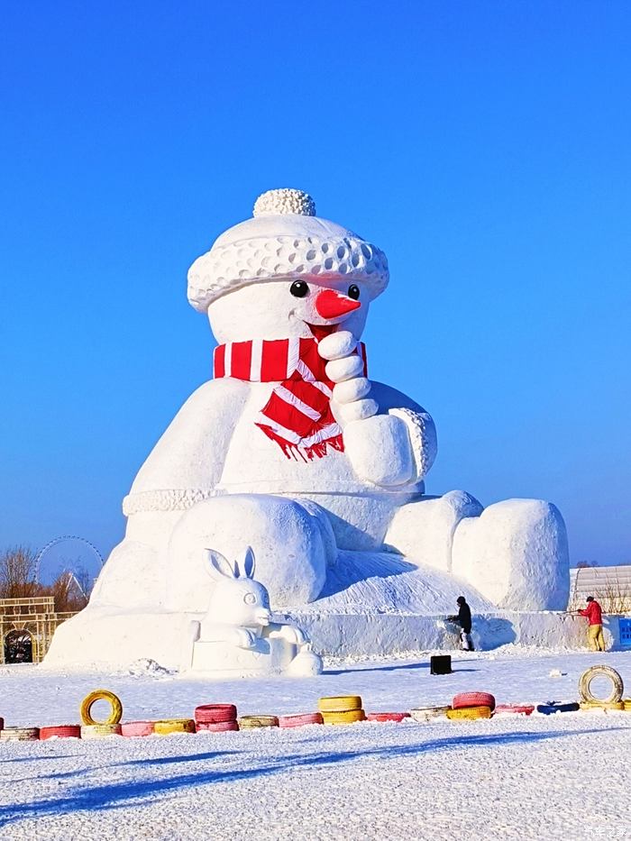 从火遍全网的大雪人,到斯大林公园的雪雕园,在市区很多地方都可以欣赏