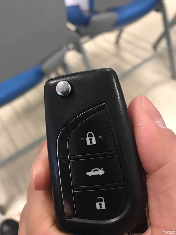 八代凯美瑞的车钥匙太丑了