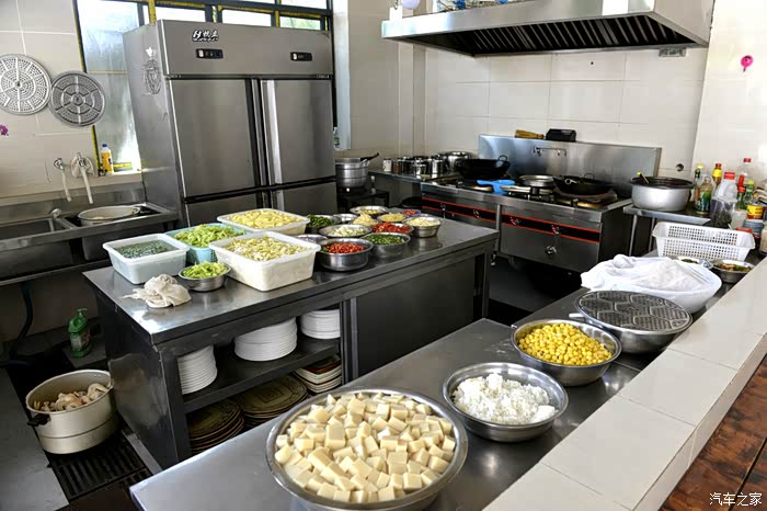 光亮明洁的厨房,清洁卫生的案台,后厨已经做好准备,大厨已经扬起大勺