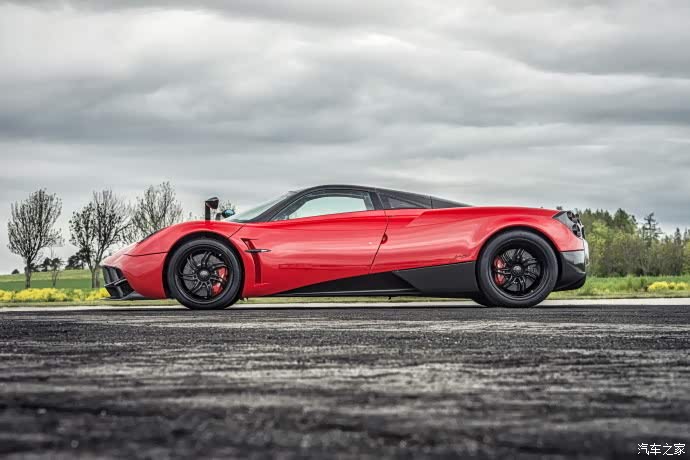 这款红色的帕加尼整个轮廓线条如此优雅车头造型设计很时尚