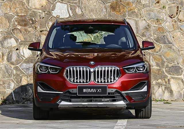 宝马x1前脸家族式的中网构型设计极具特色