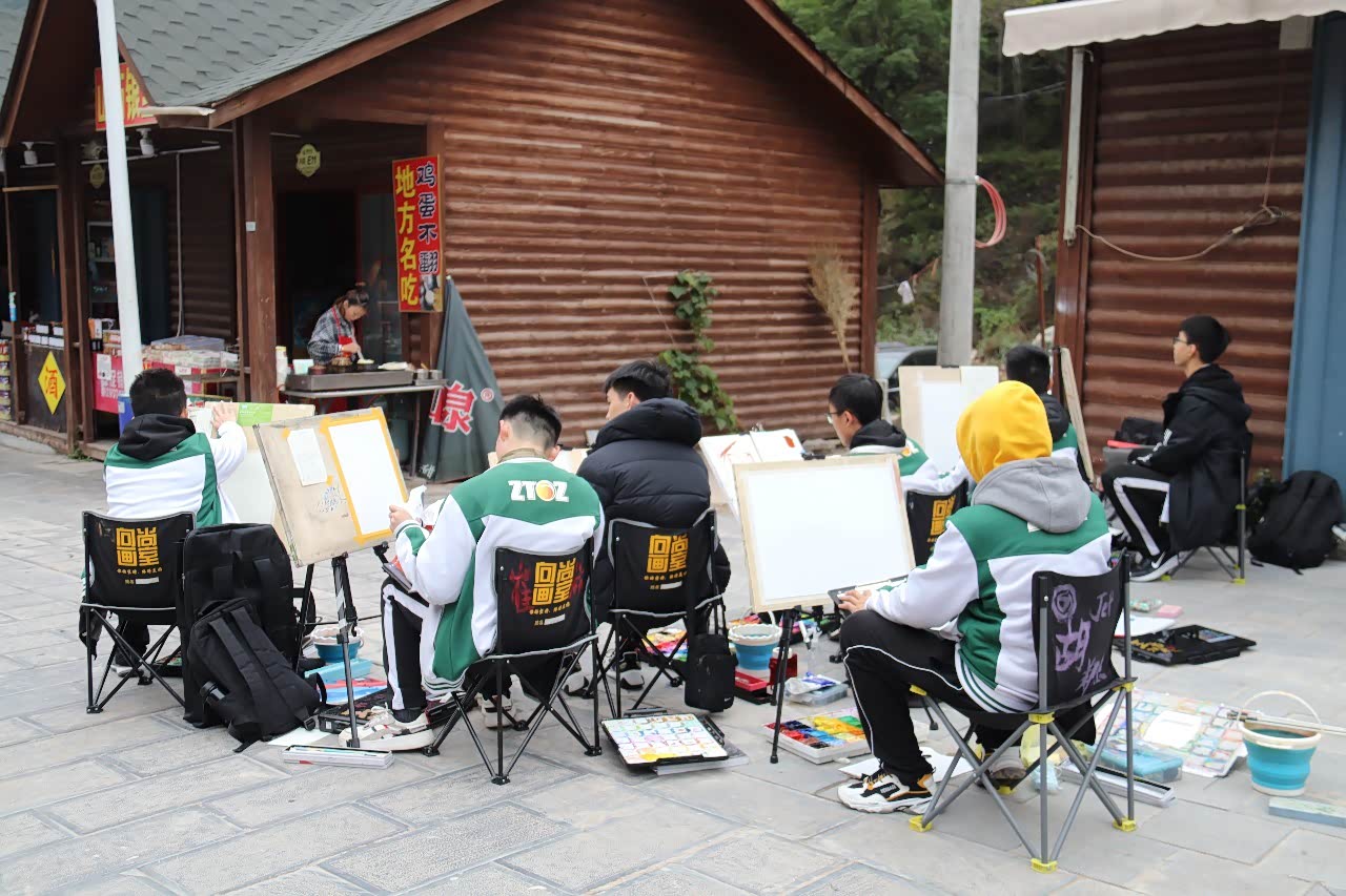 在村庄和山地写生的学生们