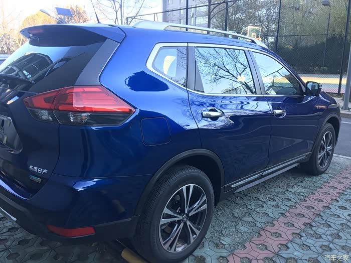 最近准备入手奇骏蓝色.论坛里多吗.我看基本没有啊