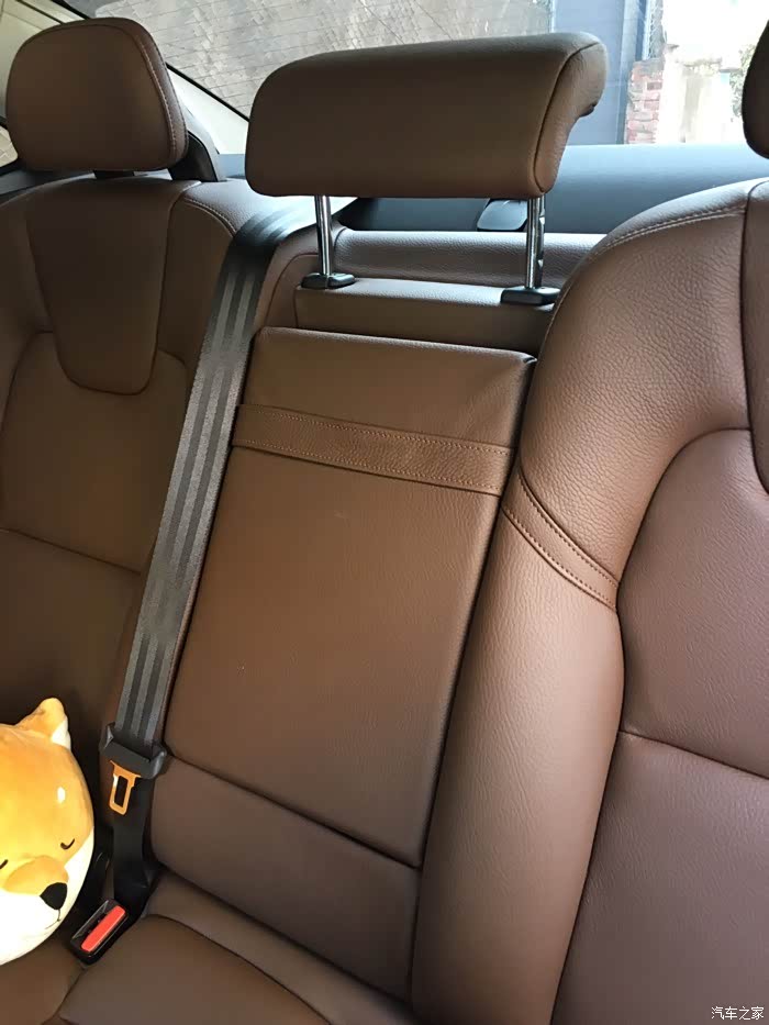 致逸后排中间靠枕是有的,伸缩式的