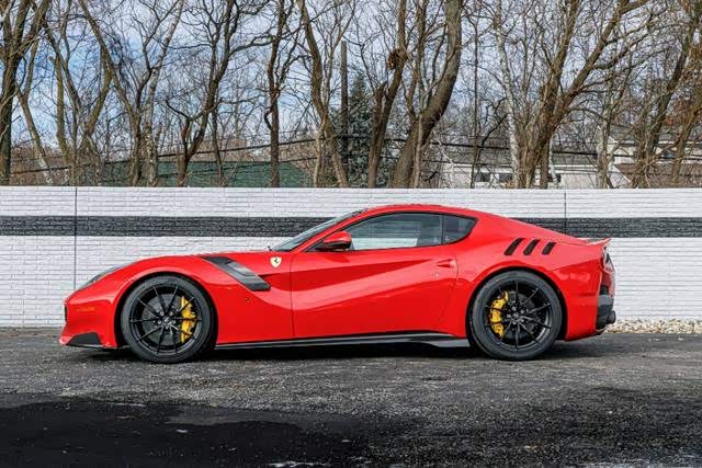 法拉利f12 tdf,红色好看还是蓝色好看!