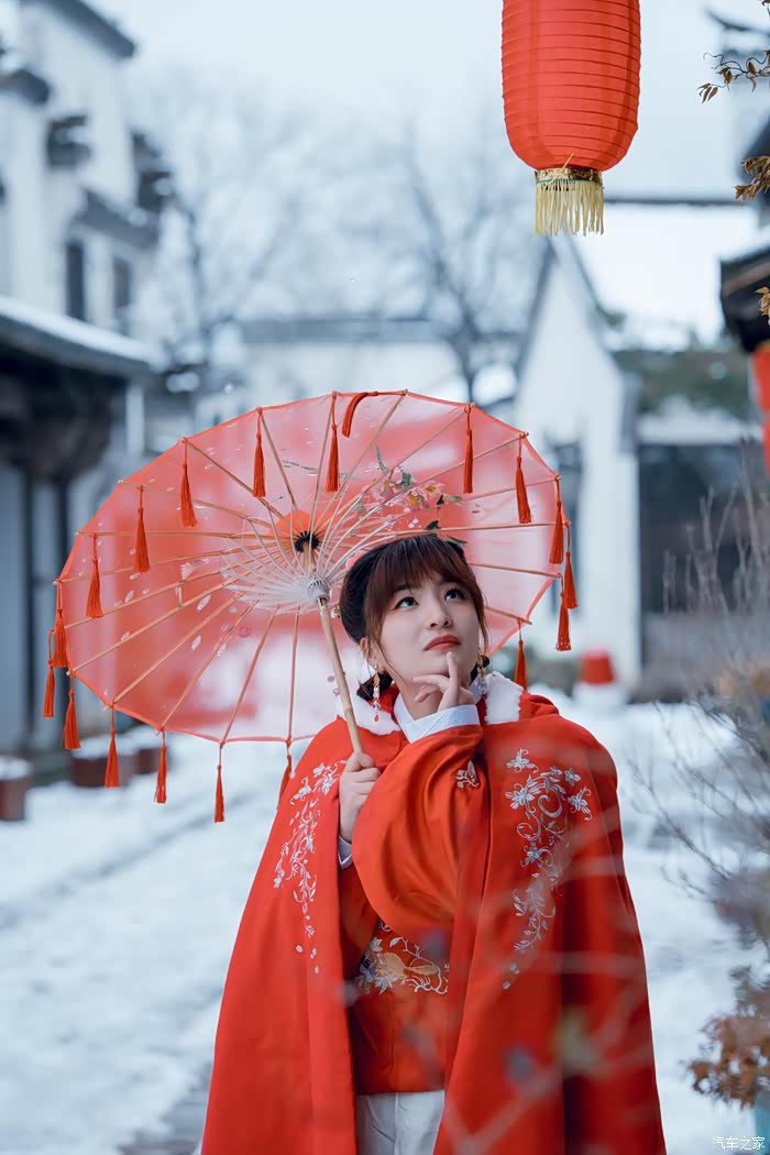 一袭红袍加身愿来年风调雨顺