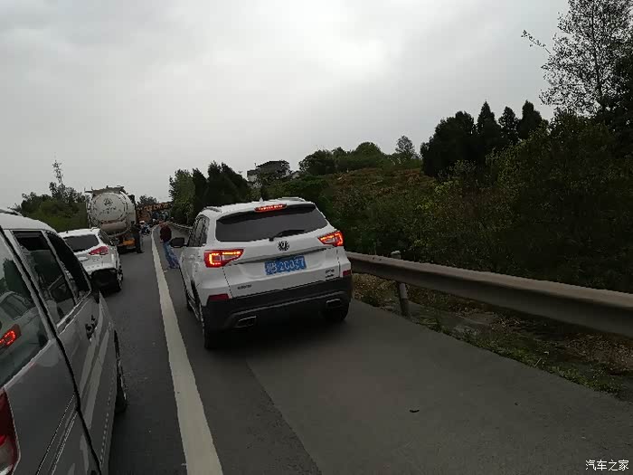 【图】绵广高速堵车 不要脸的出来了_四川论坛_汽车之家论坛