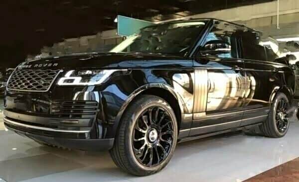 路虎揽胜硕大的蜂窝状进气格栅不仅让整个前脸营造得格外气派