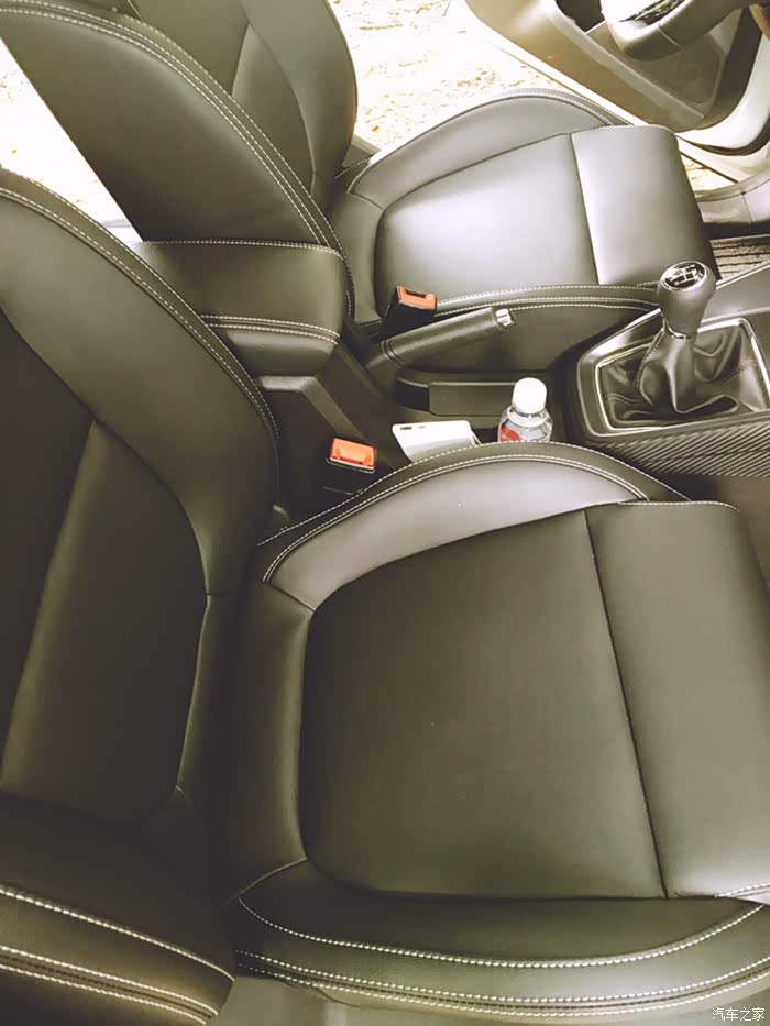 本人不喜欢车里弄的花里胡哨,这个座椅包裹性真不错,手感和坐上去的