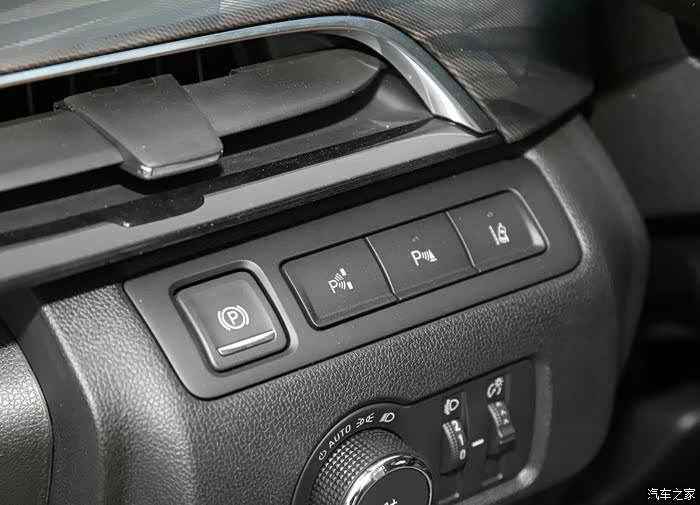 男人的大玩具别克gl6,按键美观,操作舒适