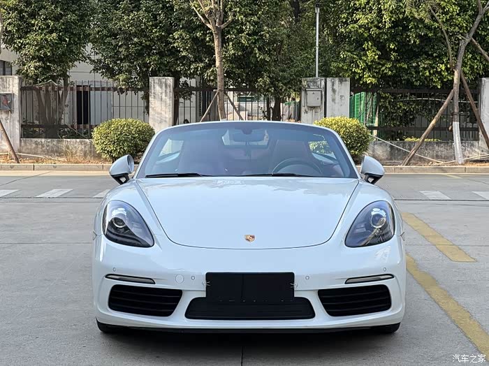 20年11月保时捷718boxster白外红内