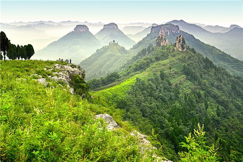 美丽的色彩,美丽的西部风光,连绵起伏的翠绿青山