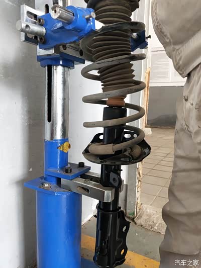 安装新的减震器芯
