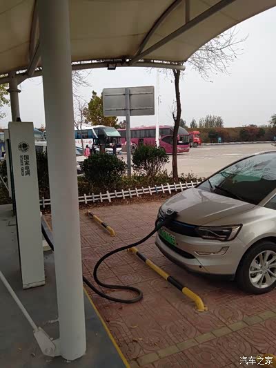 早出发基本全程120km/h到诸城服务区充电剩余电量27%