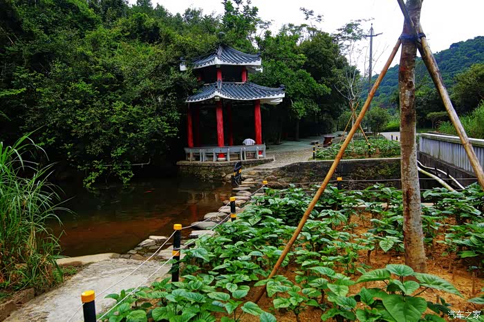 瀑布起点有个亭子,提供有人爬山时候休息避雨.