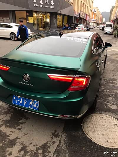 路边看见的老款君越改色